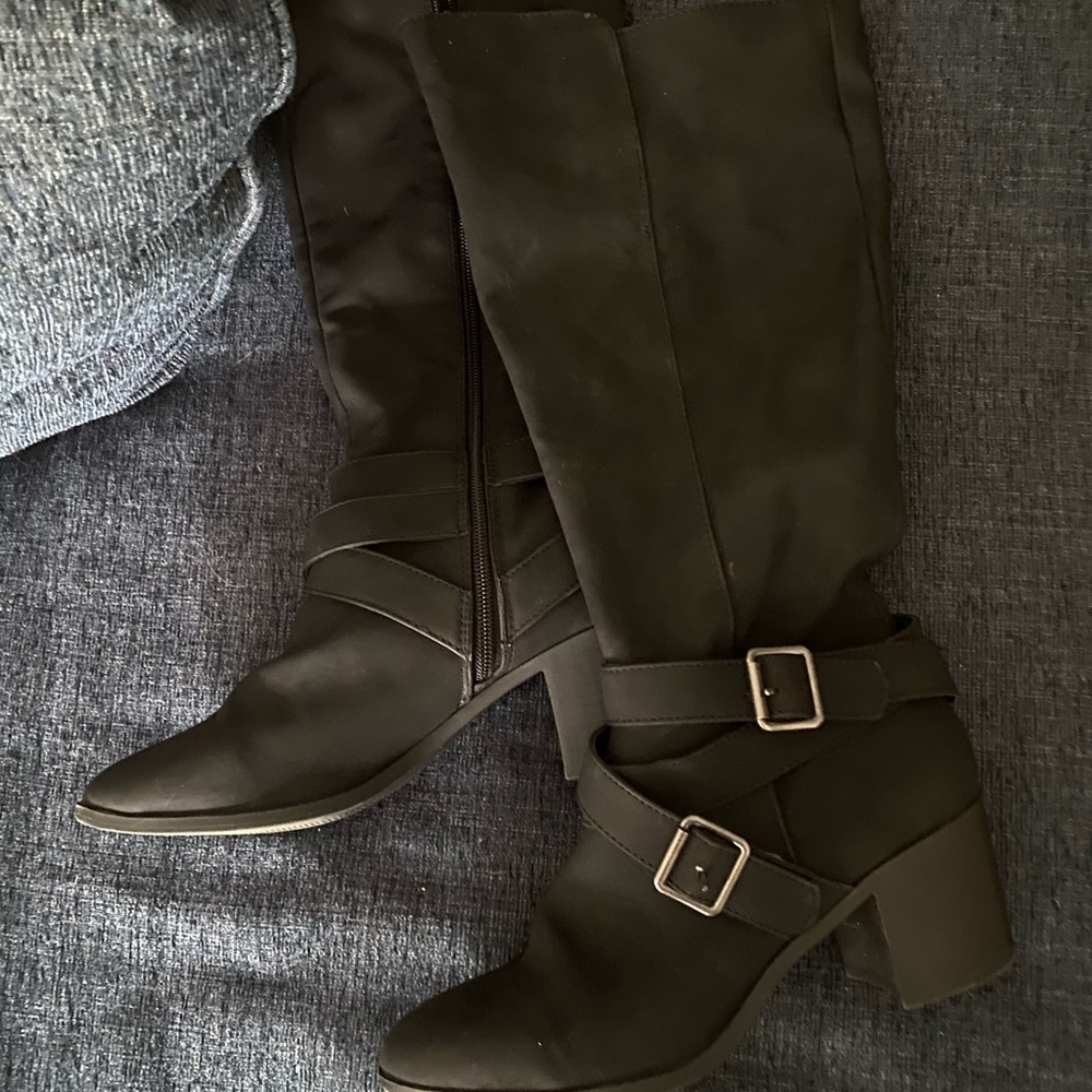 Suede black boots never worn